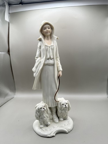 Figurine young lady with - figurine,